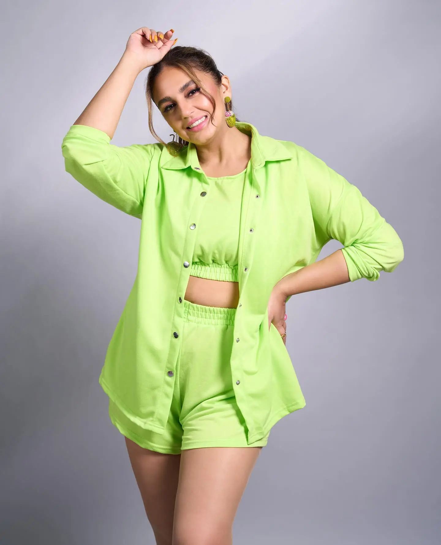 MUMBAI GIRL HUMA QURESHI LONG LEGS SHOW IN GREEN SHORT TOP 4